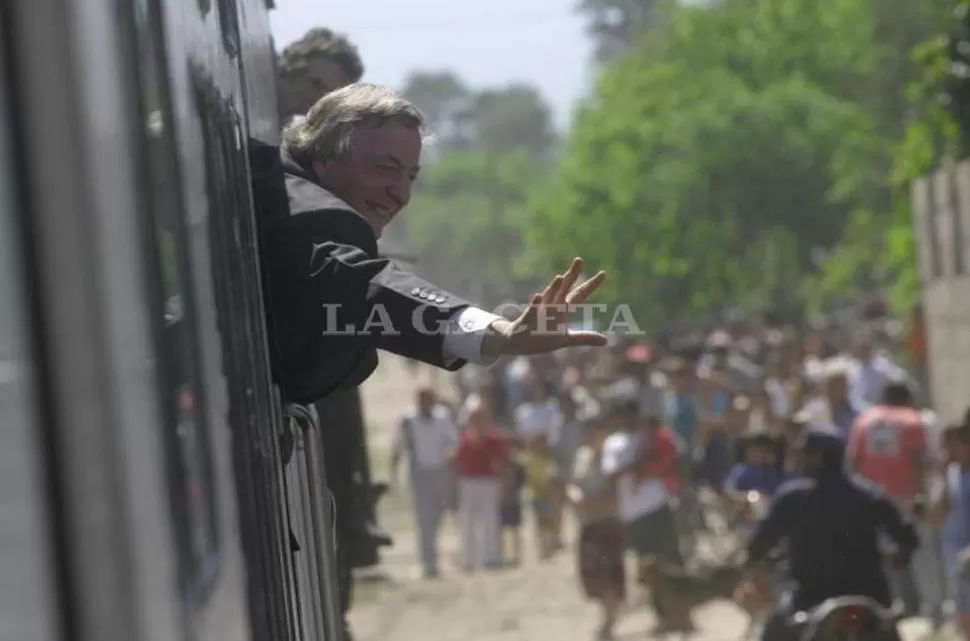 EN TREN. En 2003, a poco de asumir, Néstor Kirchner fue hasta Tafí Viejo. ARCHIVO LA GACETA