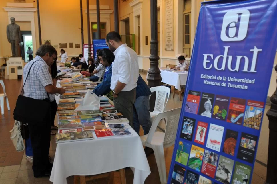 ¡A LEER! En el patio del Rectorado, Edunt expone una gran cantidad de libros de distintos formatos. LA GACETA / FOTO DE INES QUINTEROS ORIO 