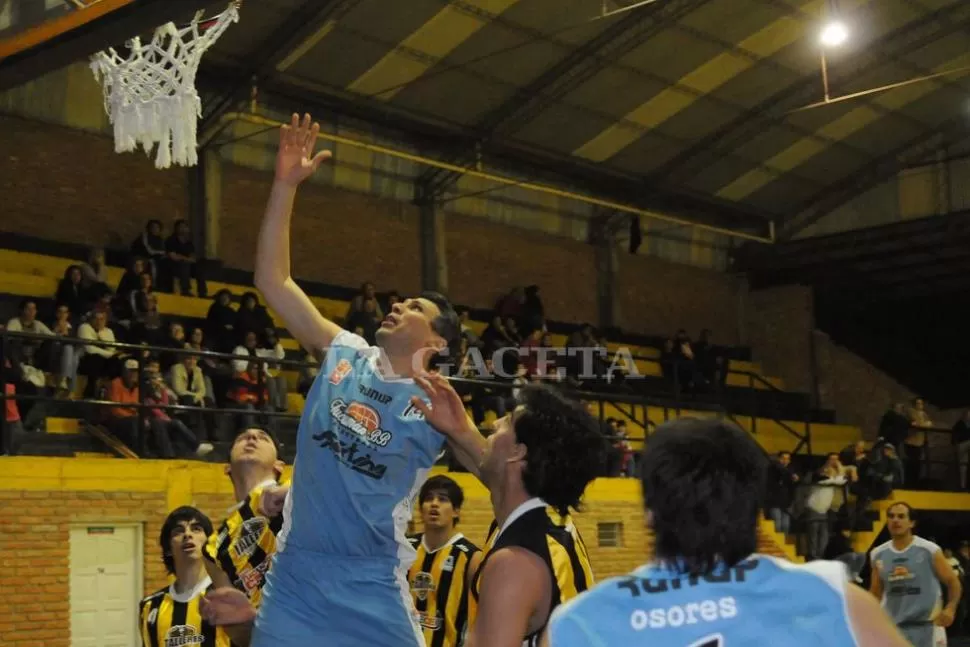 EL PESO DE LA EXPERIENCIA. Rubén Valdez es una pieza determinante en el juego interior de Tucumán BB. LA GACETA / FOTO DE HECTOR PERALTA (ARCHIVO)