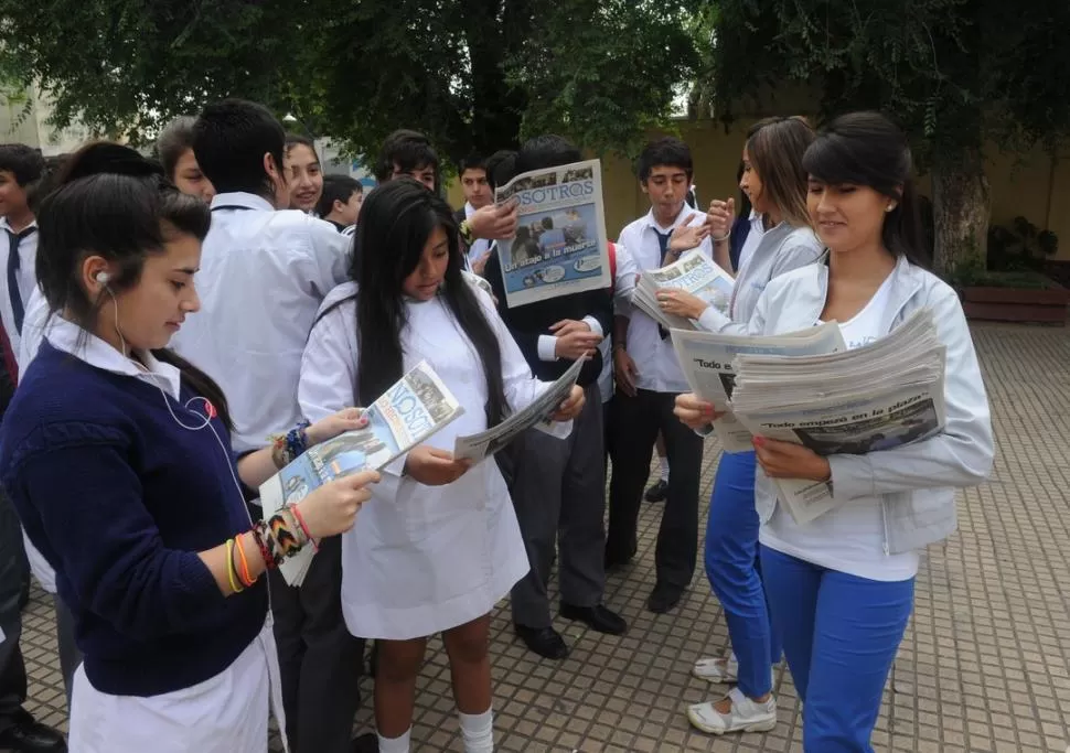 PATIO DE LA COMERCIO N° 1. Las promotoras de LA GACETA distribuyen los ejemplares entre los chicos. LA GACETA / FOTO DE ANTONIO FERRONI 