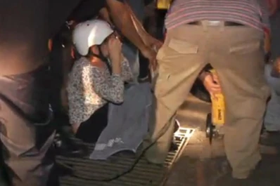 Dramático rescate de una mujer que quedó atrapada en una alcantarilla