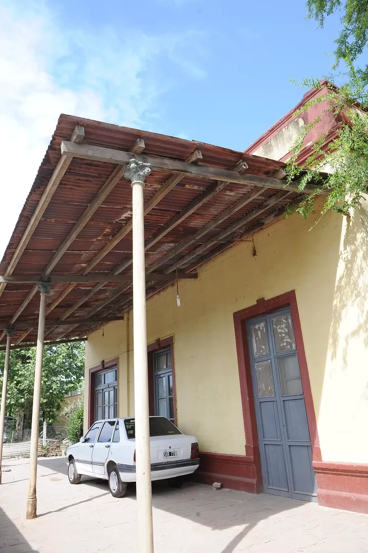 GARAGE. El andén de la estación se convirtió en garage y la boletería es ahora la ventana de un dormitorio. 