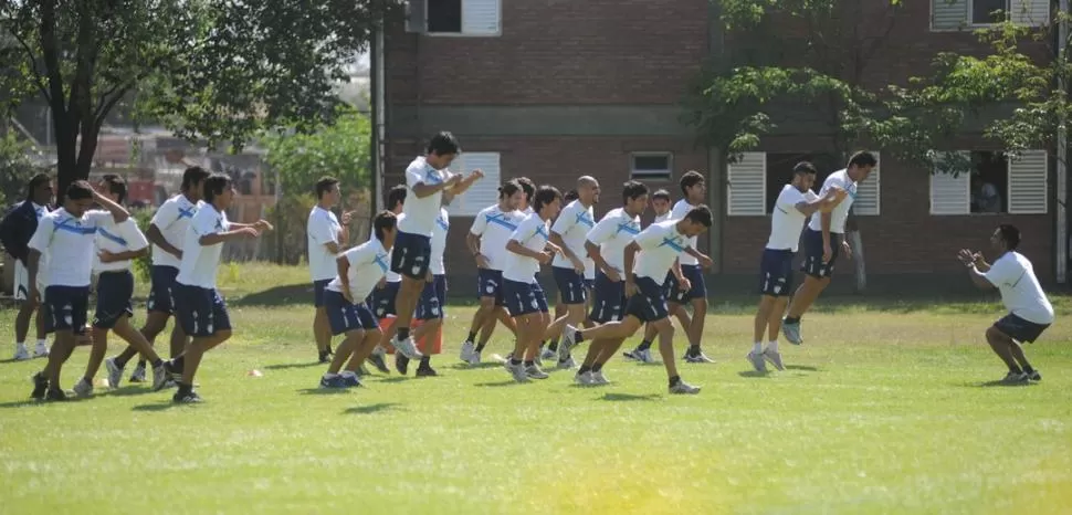 EJERCICIOS. Heraldo Rodríguez, preparador físico, comanda la actividad física en el complejo Ojo de Agua antes del partido que los titulares derrotaron a los suplentes por 1 a 0 en la mañana de ayer. 