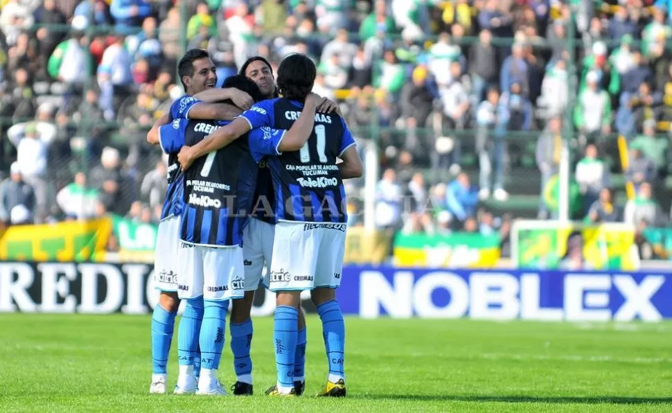 MAGIA. Un grupo de jugadores celebra la goleada de Atlético ante Defensa, en una tarde para el recuerdo en Florencio Varela. LA GACETA / ARCHIVO