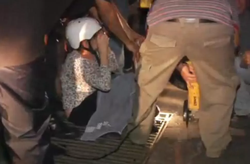 SUSTO. La mujer accidentada sólo sufrió lesiones leves. CAPTURA DE VIDEO / DIARIOPANORAMA.COM