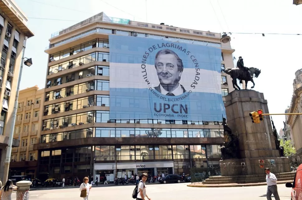 FACHADA DEL INDEC. El edificio amaneció cubierto de una gran bandera. 