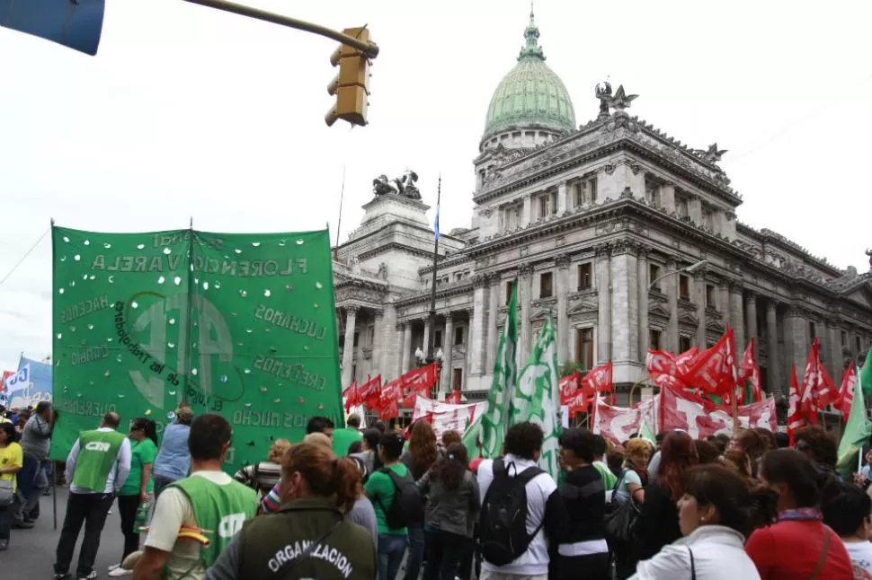 EN CONTRA. La CTA y la CGT protestaron por la aprobación de la ley de ART. DYN