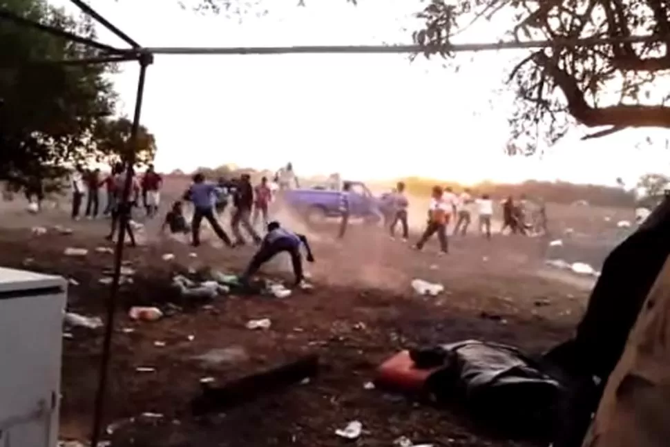 CON TODO. Los protagonistas de la pelea se tiraron con lo que tenían a mano. IMAGEN DE VIDEO