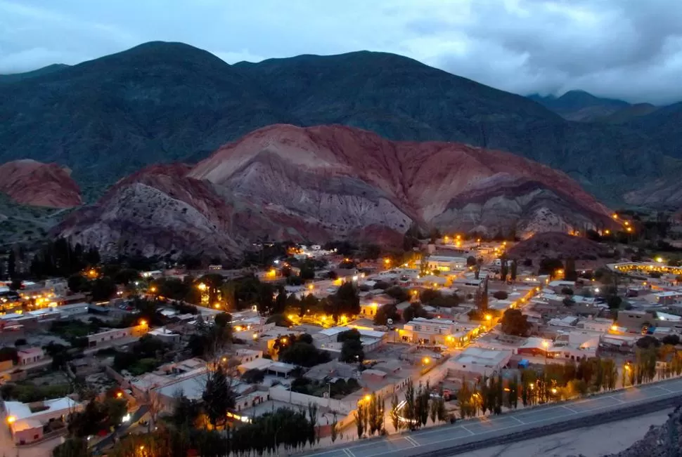 SINTESIS PERFECTA. El Cerro de los Siete Colores es el mejor representante del paisaje jujeño. FOTOS DE MARTIN MERINO Y DANIELA ALBORNOZ - PUEBLO ORIGINARIOS/FACEBOOK.COM