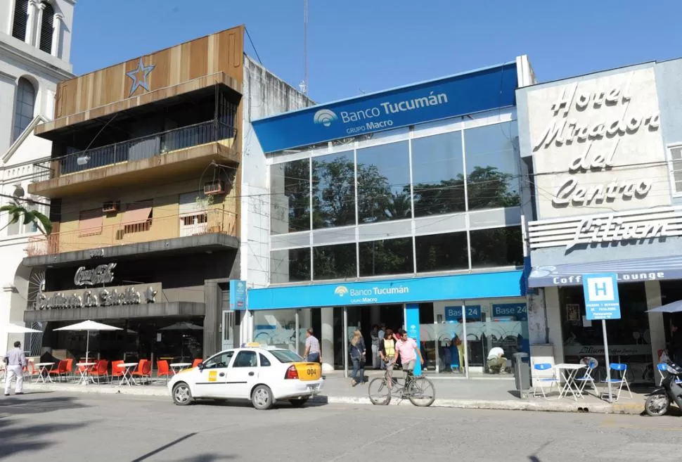 EL LUGAR DEL HECHO. En La Perla del Sur, los vecinos hablaron ayer todo el tiempo de una broma que pasó los límites dentro de un banco. LA GACETA / FOTO DE OSVALDO RIPOLL