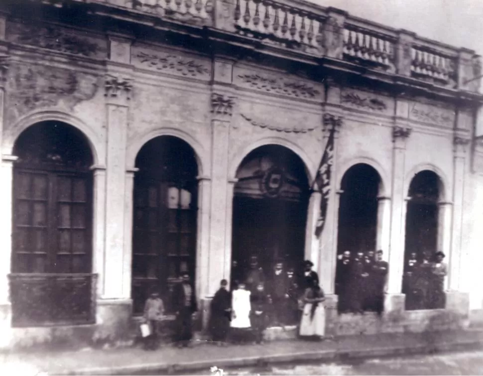EL PRIMER LOCAL. En 1900 se tomó esta imagen de la fachada del Banco Municipal de Préstamos, que funcionaba en Alsina (hoy Las Heras) al 100. LA GACETA / ARCHIVO