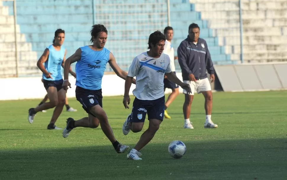 A QUITARLES LA PELOTA Y LAS GANAS. Barrado persigue a More en la práctica de fútbol que realizaron ayer ante la mirada de Ricardo Rodríguez. Los titulares ganaron 1 a 0 con gol del Pulga Rodríguez. 