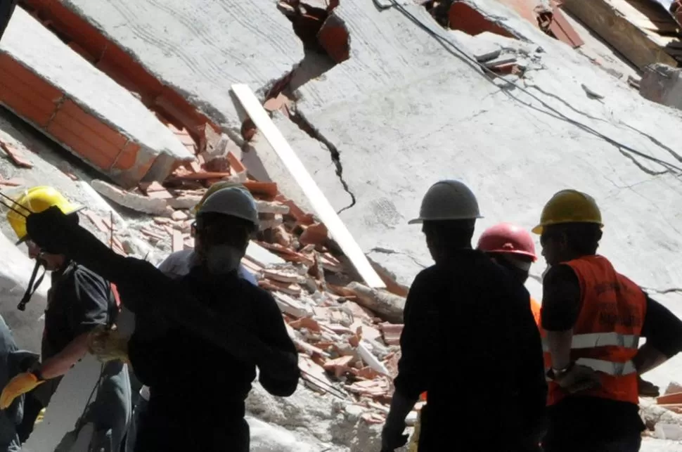 TRABAJOS A CONTRARELOJ. Las fuerzas de seguridad remueven los escombros en busca de las víctimas. TELAM