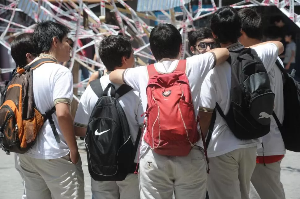 EN LA PEATONAL. Uno de los grupos de estudiantes que habló con LA GACETA cuenta sus historias ayer al mediodía, al salir de su colegio. LA GACETA / FOTO DE ANTONIO FERRONI 