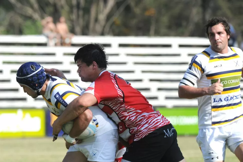 BAJO PRESION. El Jockey cordobés marcó bien a los benjamines y les cortó todas las salidas. Lawn Tennis se vio sorprendido y cayó en su propia cancha. LA GACETA / FOTO DE HECTOR PERALTA