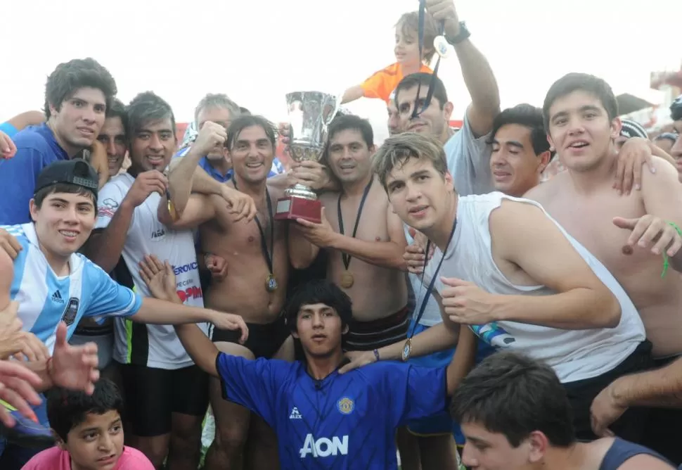 FESTEJO. Cruz Alta venció a Tucumán Central por 2 a 1 y se consagró campeón del torneo de Primera B de la Liga Tucumana de Fútbol. LA GACETA / FOTO DE ANTONIO FERRONI