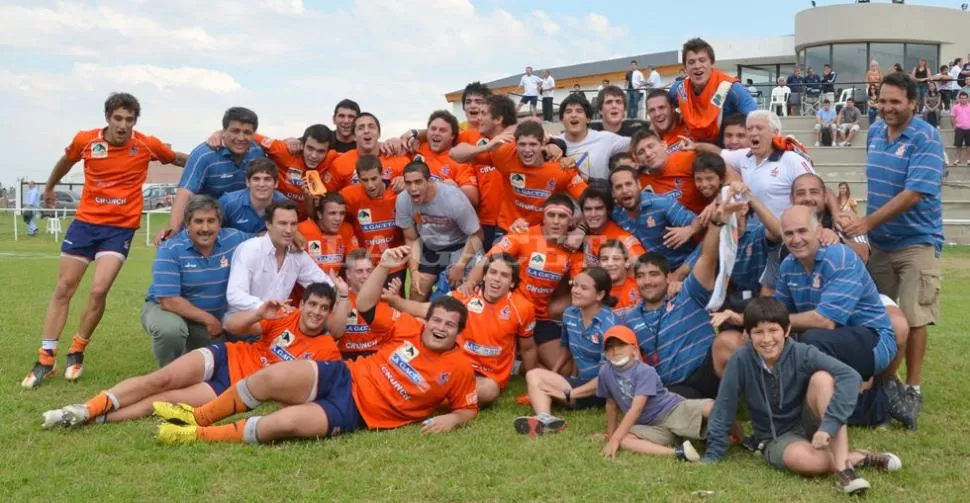 FESTEJO. Los tucumanos celebraron el bicampeonato, ya que hace un año se consagraron como campeones de la M-18. LA GACETA / GENTILEZA DE MARIO CUSICANQUI