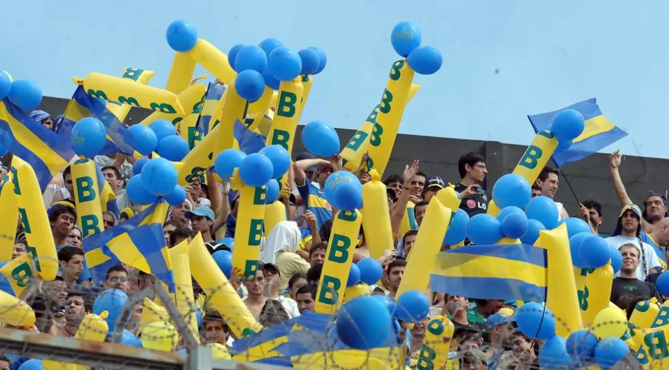 BARBARIE. Los hombres habrían sido lanzados desde la tribuna Centenario Alta, donde se ubicó la barra xeneize. TELAM