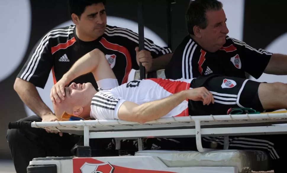 ¡QUE DOLOR! El volante de River chocó accidentalmente su rodilla con un rival y se fue retirado en camilla. TELAM