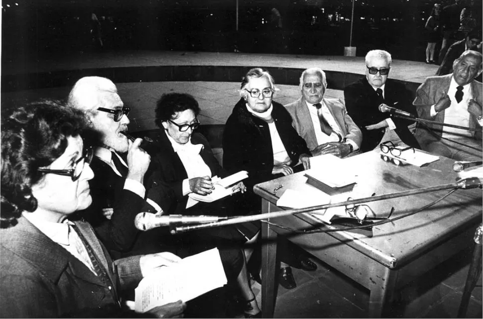 UN CAMPO LITERARIO ESPECÍFICO. En 1985, los ex integrantes del grupo La Carpa (Carola Briones, Raúl Aráoz Anzoátegui, Elvira Juárez, Sara San Martín, Omar Estrella, Julio Ardiles Gray y Nicandro Pereyra) inauguraron la Semana de la Poesía Abierta, organizada por la Municipalidad capitalina. LA GACETA / ARCHIVO