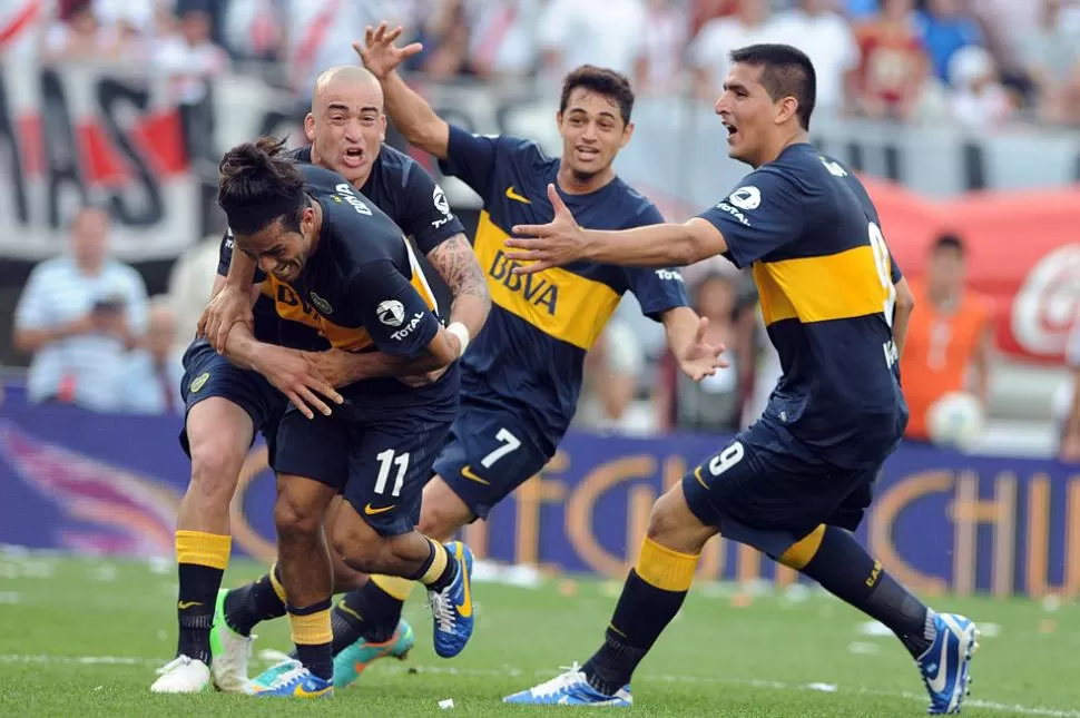 LOCURA. El volante Ervitti ya anotó y desata el festejo de los xeneizes en el Monumental. TELAM