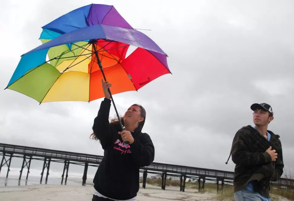 EXPECTANTES. Las autoridades de Nueva York y de Carolina del Norte alertaron a la población por la llegada de Sandy. REUTERS