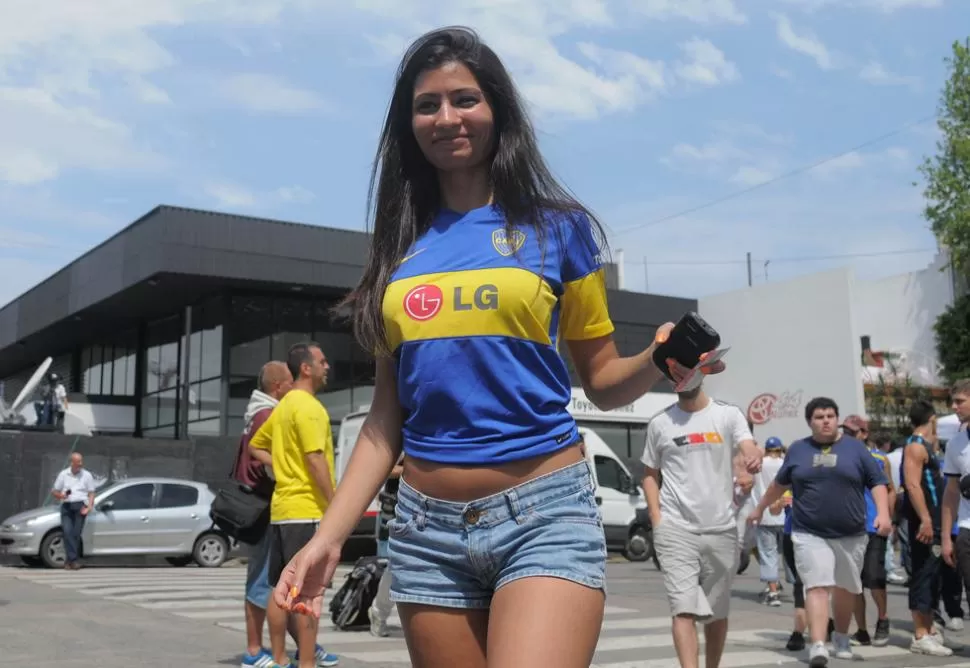 BOSTERA SEXY. Con los colores azul y oro, esta chica enfiló derecho hacia el Monumental. DYN