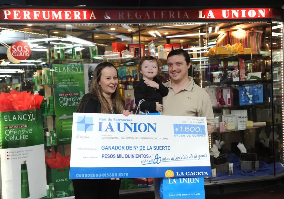 DE TODO. Los Fernández llevaron leche, regalos y artículos de perfumería. LA GACETA / FOTO DE ENRIQUE GALINDEZ