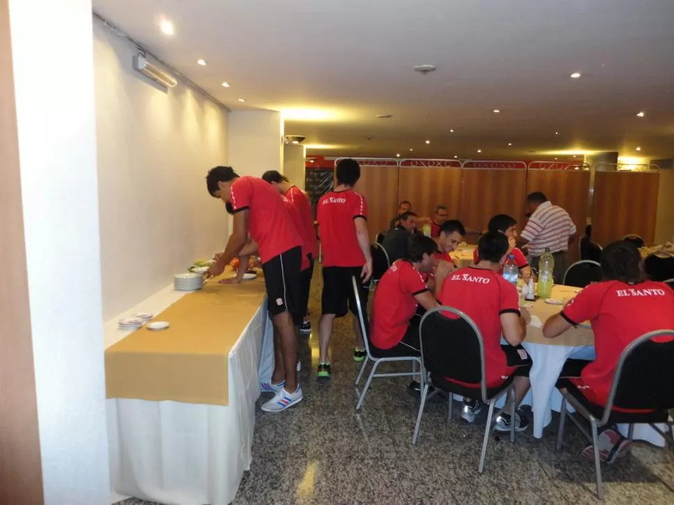 RECARGANDO PILAS. El plantel santo, aquí almorzando en el hotel, arribó a Córdoba con mucho tiempo de anticipación para ultimar detalles de cara al choque clave de hoy frente al último de la tabla. 