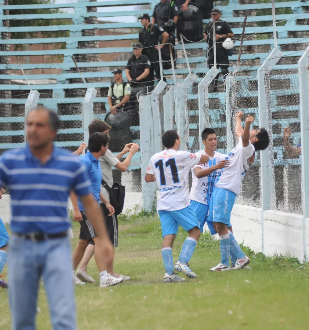 FESTEJE. Bellido levanta los brazos y mira al cielo agradeciendo a Dios el tanto de tiro libre que convirtió. Gustavo Ramos (11) y Mauro Rodríguez, que se fue expulsado, saludan al lateral izquierdo. 