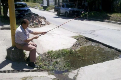 Un taficeño se puso a pescar en un bache del pavimento