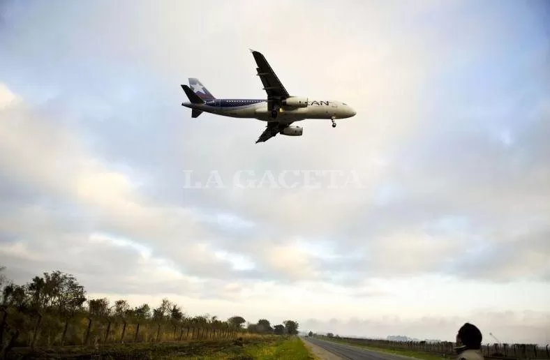 UN DIA DIFICIL PARA VOLAR. Los pasajeros afrontan una jornada complicada por las condiciones climáticas. ARCHIVO LA GACETA/ FOTO DE JORGE OLMOS SGROSSO