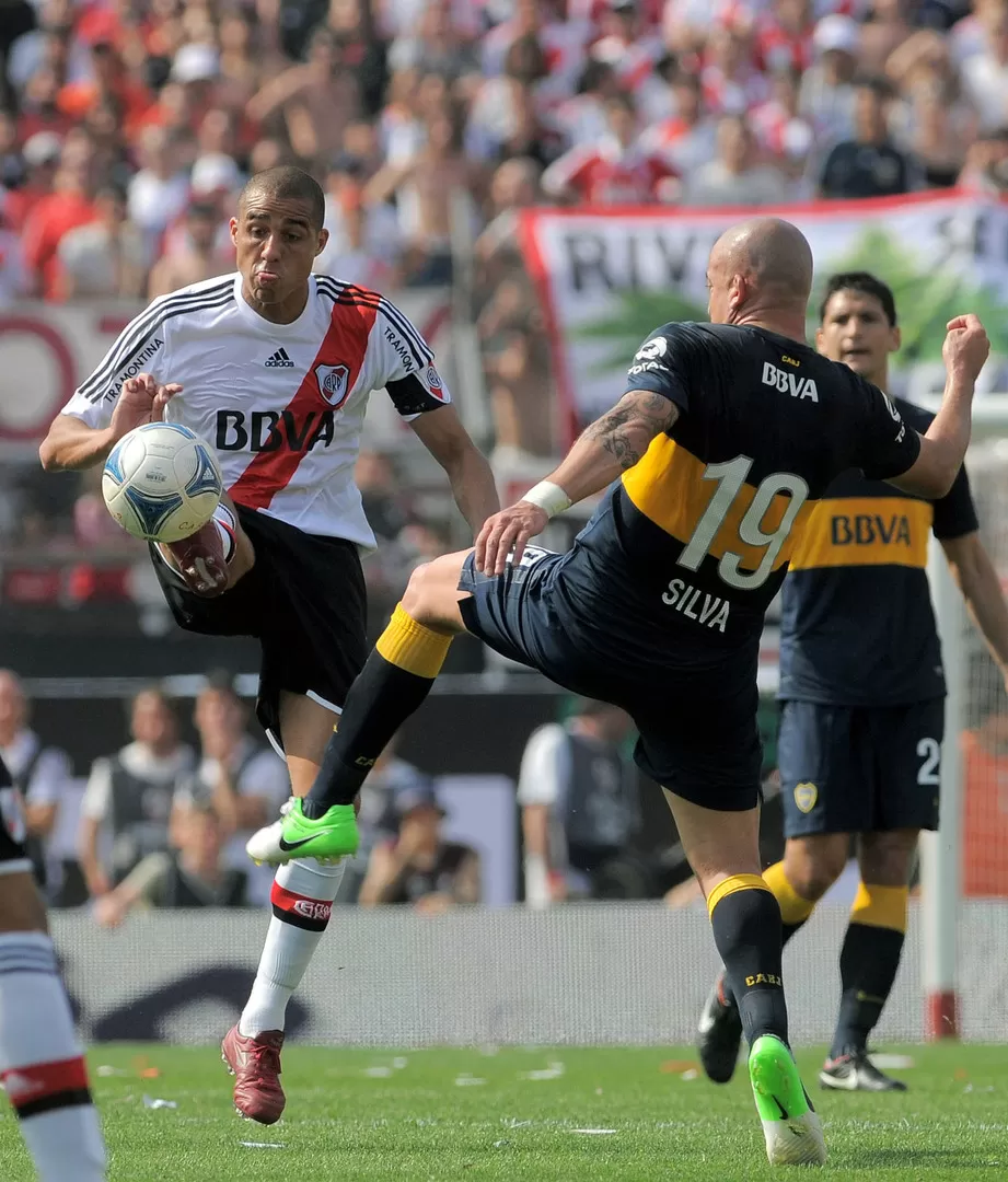 GANÓ EL PELADO XENEIZE. Silva, que lucha el balón con Trezeguet, descontó de penal y luego asistió a Erviti en el 2-2. 