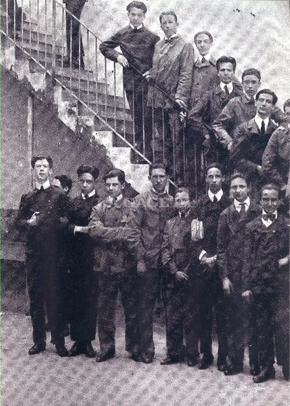 ESTUDIANTES PORTEÑOS. En 1920 la revista Caras y Caretas mostraba alumnos del Colegio Nacional Pueyrredón ataviados con over all. LA GACETA/ ARCHIVO.