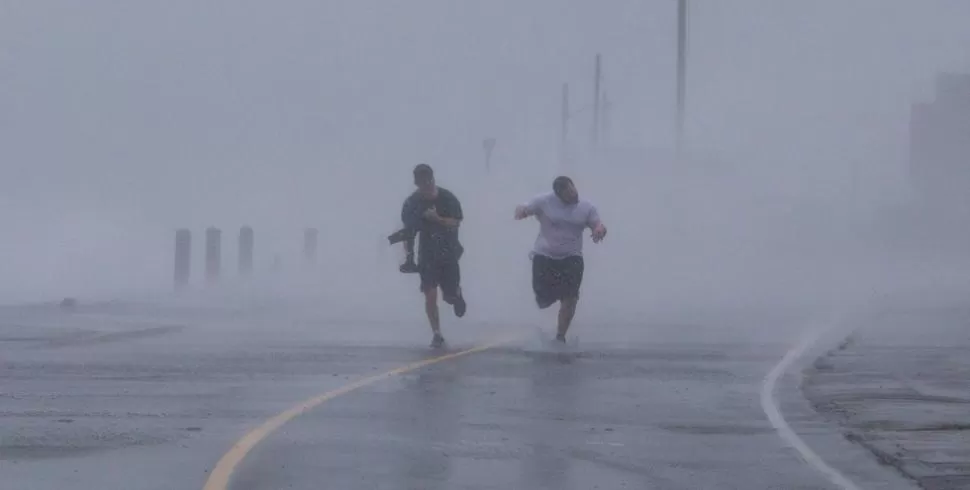 INTENSAS LLUVIAS. Las tormentas hacen de preámbulo al huracán. REUTERS.