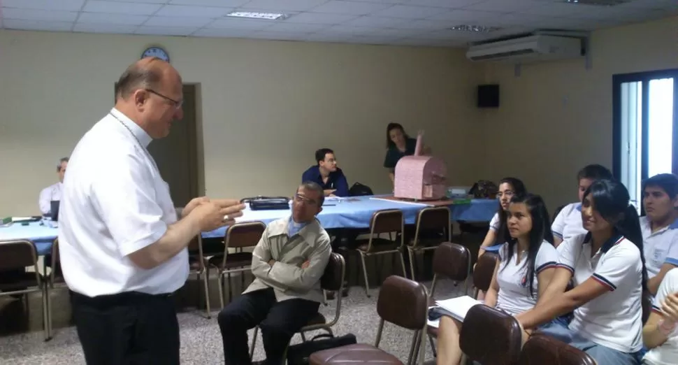 LAS OBRAS DE LA FE. Monseñor Urbanc alienta a los chicos a ser solidarios. gentileza Juan Carlos Hourcade
