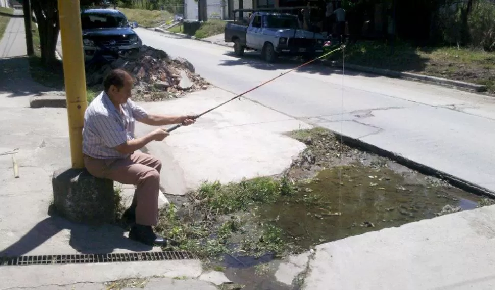 PACIENCIA. Herrera tiene frente a su casa el lago propio. GENTILEZA MANUEL HERRERA