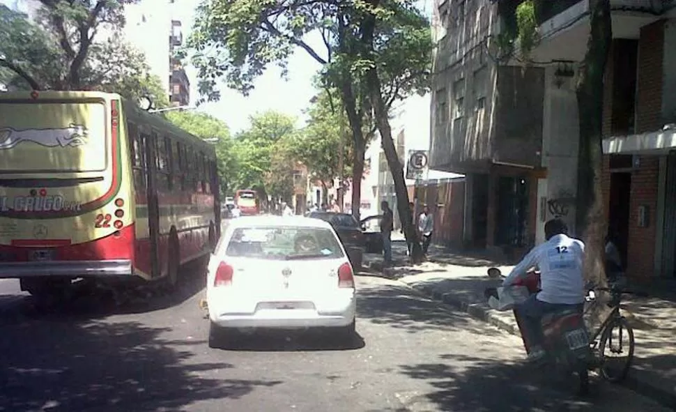 Doble fila + cepo = un caos