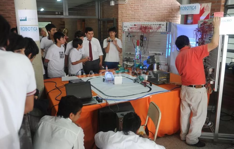 MUNDO ROBOT. Los alumnos de la Alfredo Marino diseñan, programan y hacen funcionar sus prototipos.
