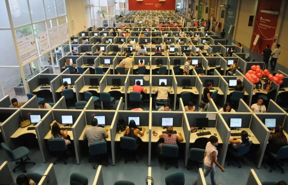 CONTECTADOS POR LOS BOX. Los empleados de los call center son evaluados periódicamente. Trabajan por objetivos, con una métrica de calidad. LA GACETA/ FOTO DE OSCAR FERRONATO (ARCHIVO)