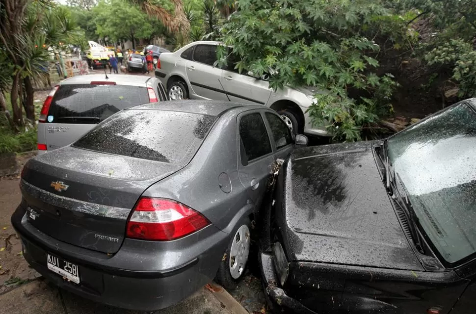 CAOS Y DAÑOS. Decenas de autos que fueron arrastrados por el agua resultaron dañados. DYN