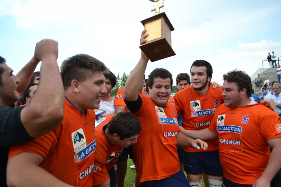 TODA LA FELICIDAD, TODA. Santiago Iglesias Valdez, el capitán naranjita, levanta el trofeo rodeado por sus compañeros. 