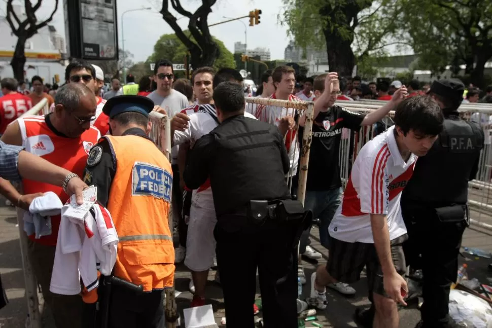 BIEN CONTROLADOS. La Policía Federal en pleno trabajo. (DyN)