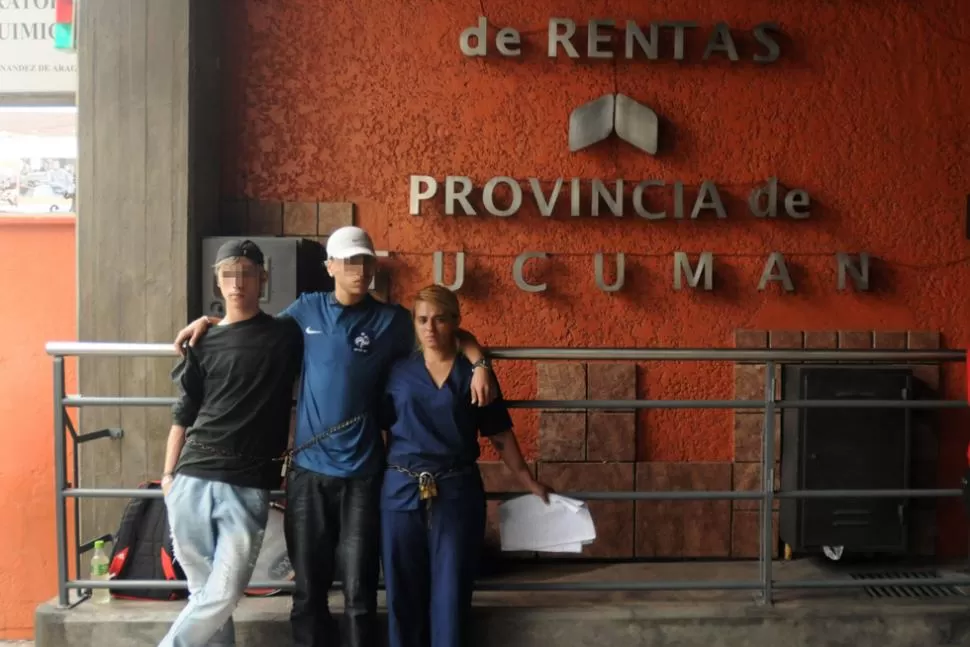 ACOMPAÑADA. La mujer espera por una respuesta en la entrada del edificio.  LA GACETA/ INÉS QUINTEROS ORIO.