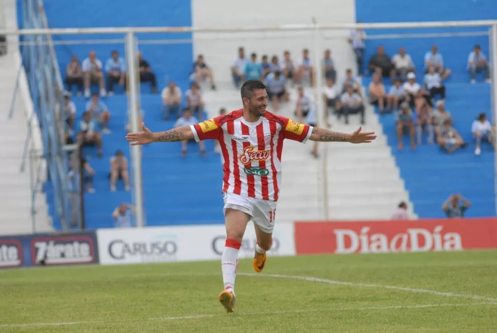 FESTEJO REPETIDO. Ring Ring volvió a marcar un golazo en la primera pelota que tocó luego de reemplazar a Silba. Balvorín es goleador del santo. 