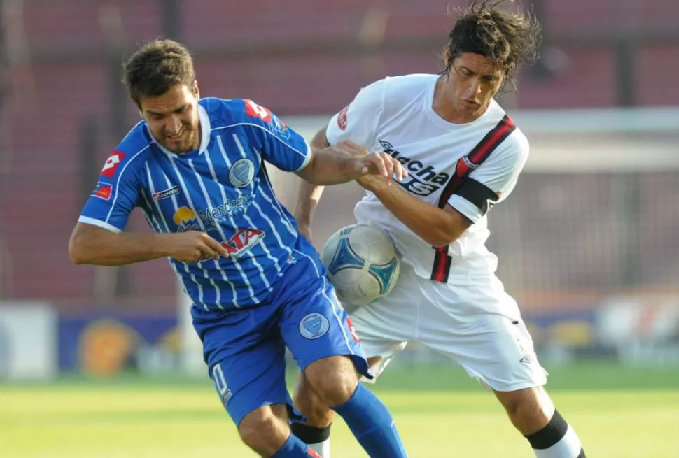 MANO A MANO. Colón y Godoy Cruz se repartieron la pelota y empataron en tierra santafesina, a pesar de que los locales habían jugado mejor. TELAM