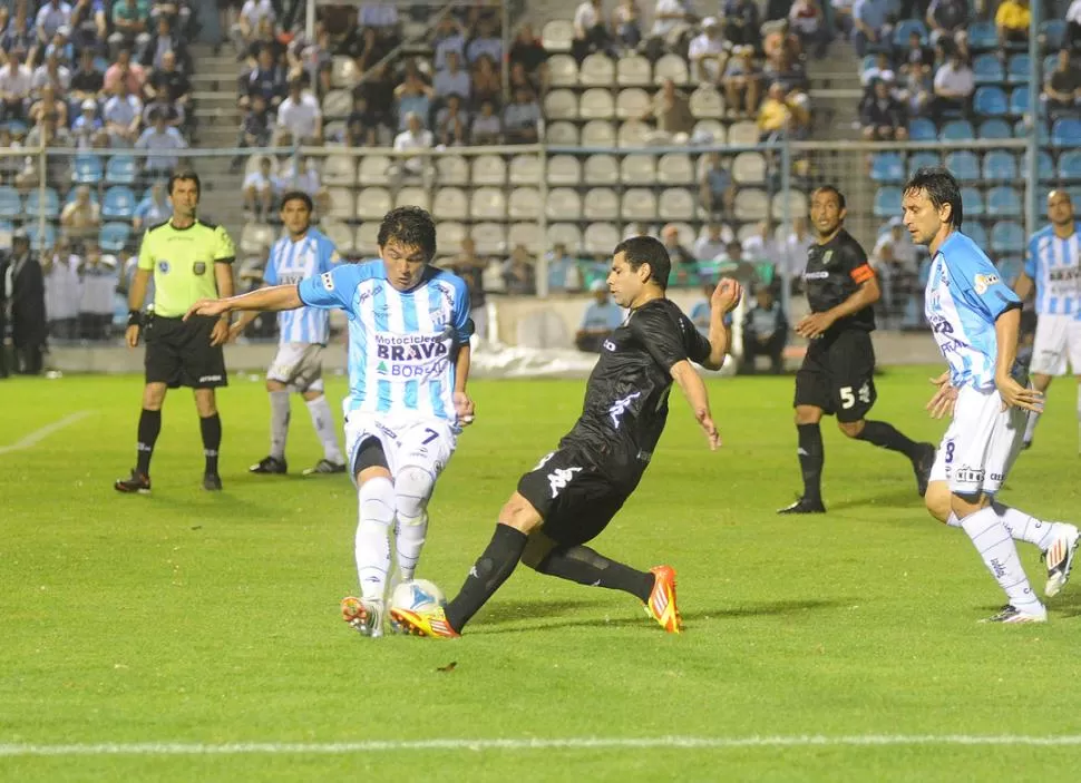 CON TODO. Pulga Rodríguez traba con furia aunque la de ayer no fue su tarde: el delantero no encontró a sus compañeros y la única chance clara que tuvo, Caffa se la mandó al córner con un atajadón. 