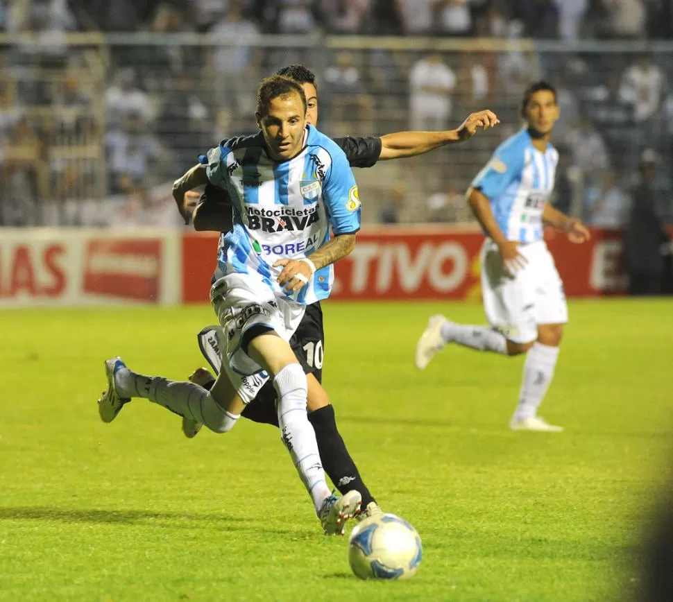 CUMPLIÓ. Peña, que le gana el balón a Barbaro, entró muy bien en el partido. Reemplazó al lesionado Collavini, de floja tarea. 