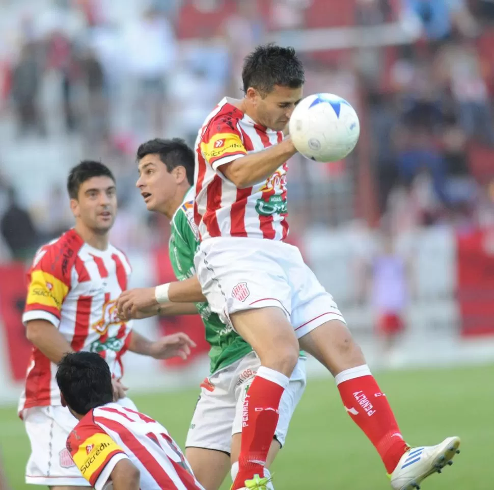 FIGURA. Mauricio Levato se adueñó del medio santo y reguló el ritmo del equipo quitando pelotas claves y dando juego. 