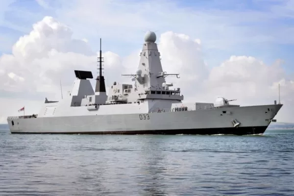 El destructor británico HMS Dauntless volvió a Inglaterra